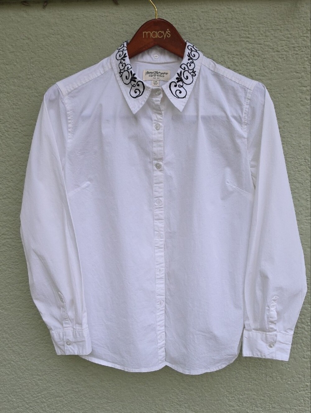 Norm Thompson (India) Ladies White Dress Shirt/Embrodered Removeable Collar